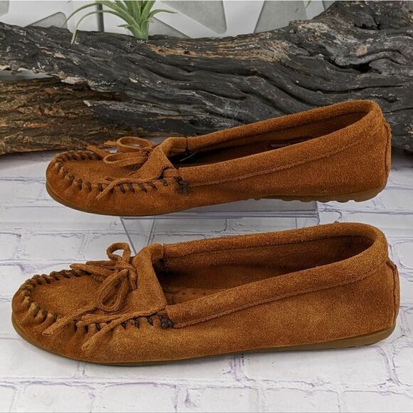 Minnetonka 402 Kilty Hardsole Moccasins - Picture 4 of 11